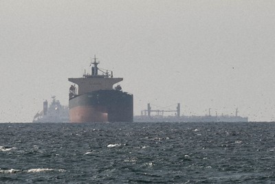 ホルムズ海峡近くを航行するタンカー＝アラブ首長国連邦で2026年3月11日、ロイター