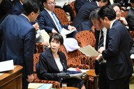 参院予算委員会に臨み、木原稔官房長官（左）、右から小泉進次郎防衛相、茂木敏充外相と言葉を交わす高市早苗首相（中央）＝国会内で2026年3月16日午前8時52分、平田明浩撮影