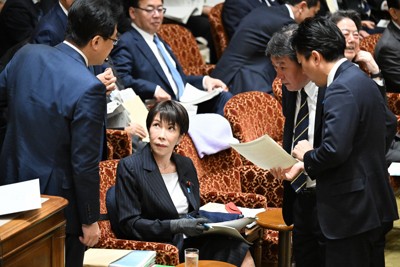 参院予算委員会に臨み、木原稔官房長官（左）、右から小泉進次郎防衛相、茂木敏充外相と言葉を交わす高市早苗首相（中央）＝国会内で2026年3月16日午前8時52分、平田明浩撮影