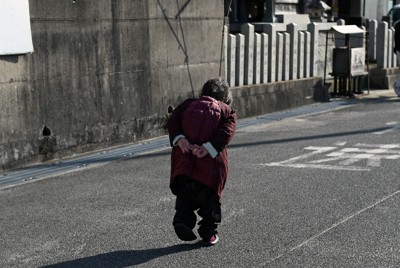 高齢の女性＝佐藤賢二郎撮影