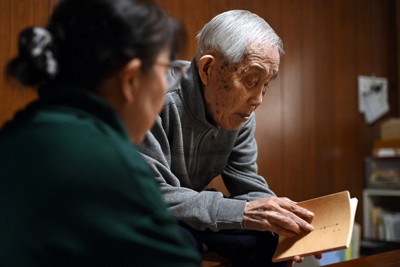 自著を手にする森下弘さん（右）と長女の千雪さん＝広島市佐伯区で2026年2月25日、佐藤賢二郎撮影