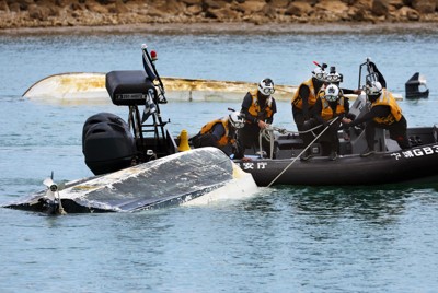 転覆後、海上保安庁によって辺野古漁港に運ばれた2隻の船＝沖縄県名護市で2026年3月16日午後1時26分、喜屋武真之介撮影