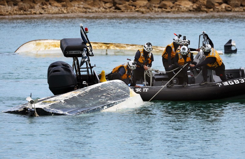 転覆後、海上保安庁によって辺野古漁港に運ばれた2隻の船＝沖縄県名護市で2026年3月16日午後1時26分、喜屋武真之介撮影