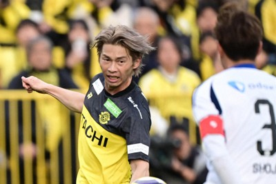 最後まで優勝を争った昨季のJ1最終節でプレーする柏の瀬川祐輔選手（奥）＝三協フロンテア柏スタジアムで2025年12月6日、藤井達也撮影