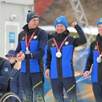 ノルディックスキー距離混合10キロリレーで銀メダルを獲得し、表彰式で笑顔を見せるオレクサンドラ・コノノワ選手（右から2人目）らウクライナの選手＝テーゼロ距離競技場で2026年3月14日、渡部直樹撮影