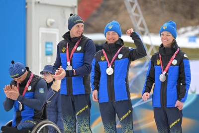 ノルディックスキー距離混合10キロリレーで銀メダルを獲得し、表彰式で笑顔を見せるオレクサンドラ・コノノワ選手（右から2人目）らウクライナの選手＝テーゼロ距離競技場で2026年3月14日、渡部直樹撮影