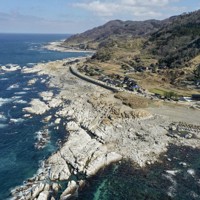 能登半島地震で隆起した石川県珠洲市の海岸＝2024年2月（広島大の後藤秀昭教授提供＝共同）