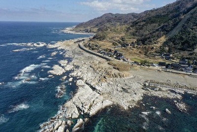 能登半島地震で隆起した石川県珠洲市の海岸＝2024年2月（広島大の後藤秀昭教授提供＝共同）