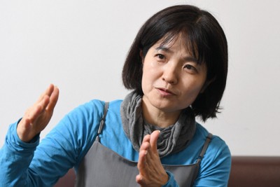 ママになる女性を支援する「おにわ」を仲間たちと作った琉球大教授の上間陽子さん＝東京都千代田区で2026年2月25日、宮本明登撮影