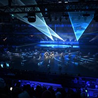 ミラノ・コルティナ冬季パラリンピックの閉会式で行われたパフォーマンス＝コルティナ・カーリング五輪競技場で2026年3月15日午後8時39分、渡部直樹撮影