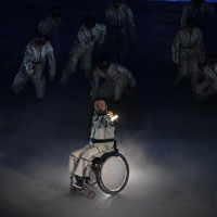ミラノ・コルティナ冬季パラリンピックの閉会式で行われたパフォーマンス＝コルティナ・カーリング五輪競技場で2026年3月15日午後8時36分、渡部直樹撮影