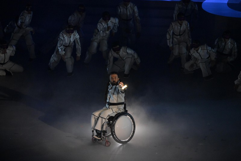ミラノ・コルティナ冬季パラリンピックの閉会式で行われたパフォーマンス＝コルティナ・カーリング五輪競技場で2026年3月15日午後8時36分、渡部直樹撮影