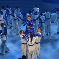 ミラノ・コルティナ冬季パラリンピックの閉会式で行われたパフォーマンス＝コルティナ・カーリング五輪競技場で2026年3月15日午後9時25分、渡部直樹撮影