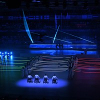 ミラノ・コルティナ冬季パラリンピックの閉会式で行われたパフォーマンス＝コルティナ・カーリング五輪競技場で2026年3月15日午後8時46分、渡部直樹撮影