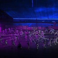 ミラノ・コルティナ冬季パラリンピックの閉会式で行われたパフォーマンス＝コルティナ・カーリング五輪競技場で2026年3月15日午後8時42分、渡部直樹撮影