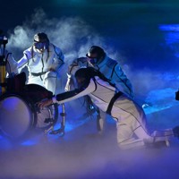 ミラノ・コルティナ冬季パラリンピックの閉会式で行われたパフォーマンス＝コルティナ・カーリング五輪競技場で2026年3月15日午後8時34分、渡部直樹撮影