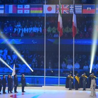 ミラノ・コルティナ冬季パラリンピックの閉会式で掲げられたイタリア国旗（中央）と、次の冬季パラリンピックを開催するフランス国旗（右）＝コルティナ・カーリング五輪競技場で2026年3月15日午後9時37分、渡部直樹撮影
