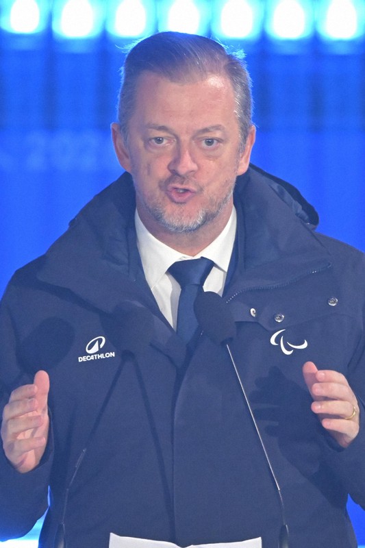 ミラノ・コルティナ冬季パラリンピックの閉会式であいさつをする国際パラリンピック委員会のアンドルー・パーソンズ会長＝コルティナ・カーリング五輪競技場で2026年3月15日午後9時50分、渡部直樹撮影