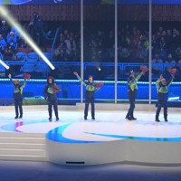 ミラノ・コルティナ冬季パラリンピックの閉会式で、表彰を受け手を振るボランティアら＝コルティナ・カーリング五輪競技場で2026年3月15日午後9時13分、渡部直樹撮影