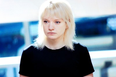 アンソロピックの専属哲学者アマンダ・アスケル氏は同社のAIモデル「クロード」の推論パターンを学び、同モデルと対話する日々を過ごしている＝Lindsay Ellary for WSJ Magazine