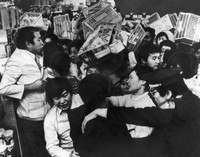 Homemakers push past store clerks to shop during the first oil crisis at a supermarket in Tokyo's Minato Ward, Nov. 21, 1973. (Mainichi)
