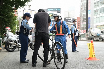 青切符の導入を周知し、交通ルールを啓発する警察官ら＝東京都新宿区で2025年9月4日、菅野蘭撮影