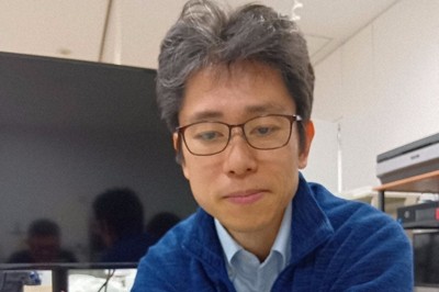 新潟県糸魚川市で発見されたラピスラズリを手にする国立科学博物館の門馬綱一研究主幹＝茨城県つくば市で2026年3月3日、酒造唯撮影