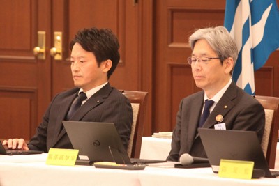 3月末で退任する兵庫県の服部洋平副知事（右）。隣は斎藤元彦知事＝神戸市中央区で2025年12月12日午前11時16分、栗田亨撮影