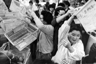 第1次石油危機で値上げが相次ぐ中、格安スーパーに殺到する主婦ら＝東京都北区で1973年11月19日撮影