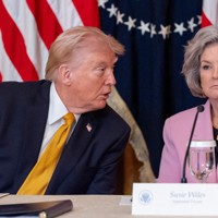 ワイルズ大統領首席補佐官（右）に話しかけるトランプ米大統領＝ホワイトハウスで2026年3月16日、AP