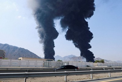 米国・イスラエルとイランの戦闘が続く中、無人航空機を迎撃した兵器の破片落下で黒煙が立ち上る石油関連施設＝アラブ首長国連邦フジャイラで2026年3月14日、ロイター
