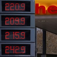 中東の危機により石油価格が高騰し、ガソリンなどの小売価格も上昇している＝ドイツ西部ケルンで2026年3月16日、ロイター