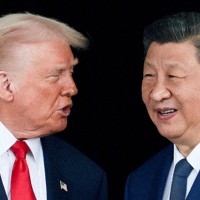 トランプ米大統領（左）と中国の習近平国家主席＝韓国・釜山で2025年10月30日、ロイター