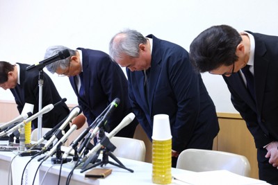 沖縄県名護市の辺野古沖での転覆事故で女子生徒が死亡したことについて説明する記者会見で頭を下げる同志社国際高の西田喜久夫校長（右から2人目）ら＝京都府京田辺市で2026年3月17日午前11時5分、梅田麻衣子撮影