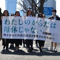 母体保護法違憲訴訟の判決を前に東京地裁に入る原告の女性たち＝東京都千代田区で2026年3月17日午後0時48分、安元久美子撮影