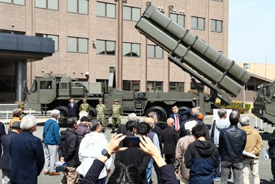 近隣自治体の住民らに公開された国産ミサイル「12式地対艦誘導弾能力向上型」＝熊本市東区の陸上自衛隊健軍駐屯地で2026年3月17日午後1時17分、玉城達郎撮影