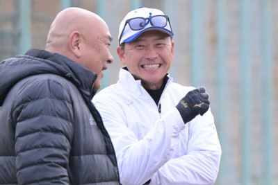 ジェイプロジェクト・二岡智宏監督（奥）＝愛知県半田市で2026年1月7日、山崎一輝撮影