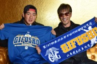 昨夏の甲子園で県岐阜商のスタンドを彩った応援Tシャツとタオルは坂口路歩選手（左）の父輝光さん（右）が寄付した＝岐阜市で2026年3月2日、黒詰拓也撮影