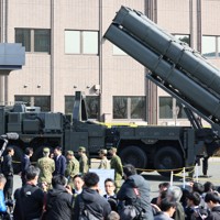 報道陣に公開された地上発射型の国産ミサイル「12式地対艦誘導弾能力向上型」＝熊本市東区の陸上自衛隊健軍駐屯地で2026年3月17日午前9時32分、玉城達郎撮影