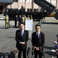 地上発射型の国産ミサイル「12式地対艦誘導弾能力向上型」（奥）の視察を終え、報道陣の質問に応じる木村敬熊本県知事（左）と大西一史熊本市長＝熊本市東区の陸上自衛隊健軍駐屯地で2026年3月17日午前9時35分、玉城達郎撮影
