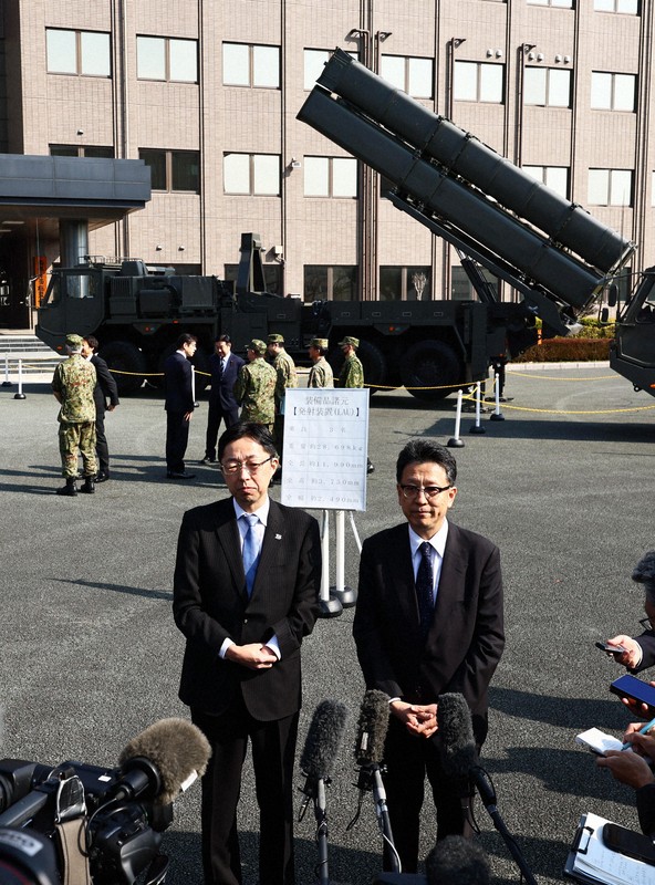 地上発射型の国産ミサイル「12式地対艦誘導弾能力向上型」（奥）の視察を終え、報道陣の質問に応じる木村敬熊本県知事（左）と大西一史熊本市長＝熊本市東区の陸上自衛隊健軍駐屯地で2026年3月17日午前9時35分、玉城達郎撮影