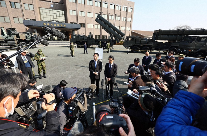 地上発射型の国産ミサイル「12式地対艦誘導弾能力向上型」（中央奥）の視察を終え、報道陣の質問に応じる木村敬熊本県知事（中央左）と大西一史熊本市長＝熊本市東区の陸上自衛隊健軍駐屯地で2026年3月17日午前9時36分、玉城達郎撮影