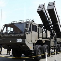地上発射型の国産ミサイル「12式地対艦誘導弾能力向上型」の発射装置＝熊本市東区の陸上自衛隊健軍駐屯地で2026年3月17日午後1時5分、玉城達郎撮影