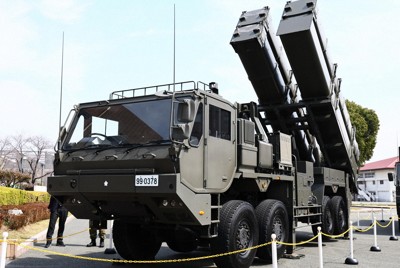 地上発射型の国産ミサイル「12式地対艦誘導弾能力向上型」の発射装置＝熊本市東区の陸上自衛隊健軍駐屯地で2026年3月17日午後1時5分、玉城達郎撮影