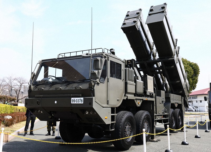 地上発射型の国産ミサイル「12式地対艦誘導弾能力向上型」の発射装置＝熊本市東区の陸上自衛隊健軍駐屯地で2026年3月17日午後1時5分、玉城達郎撮影