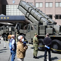 地上発射型の国産ミサイル「12式地対艦誘導弾能力向上型」を間近で見学する近隣自治体の住民ら＝熊本市東区の陸上自衛隊健軍駐屯地で2026年3月17日午後1時22分、玉城達郎撮影