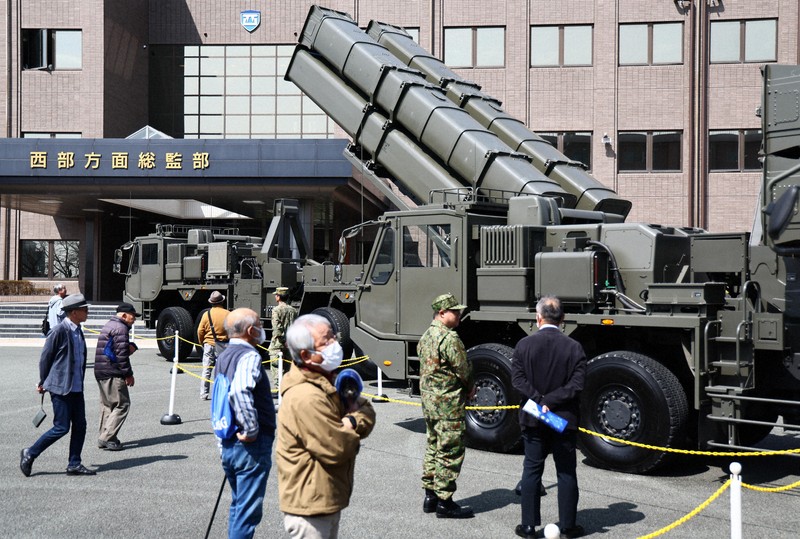 地上発射型の国産ミサイル「12式地対艦誘導弾能力向上型」を間近で見学する近隣自治体の住民ら＝熊本市東区の陸上自衛隊健軍駐屯地で2026年3月17日午後1時22分、玉城達郎撮影