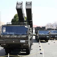 地上発射型の国産ミサイル「12式地対艦誘導弾能力向上型」の（左から）発射装置、弾薬運搬車、射撃統制装置、指揮統制装置＝熊本市東区の陸上自衛隊健軍駐屯地で2026年3月17日午後1時37分、玉城達郎撮影