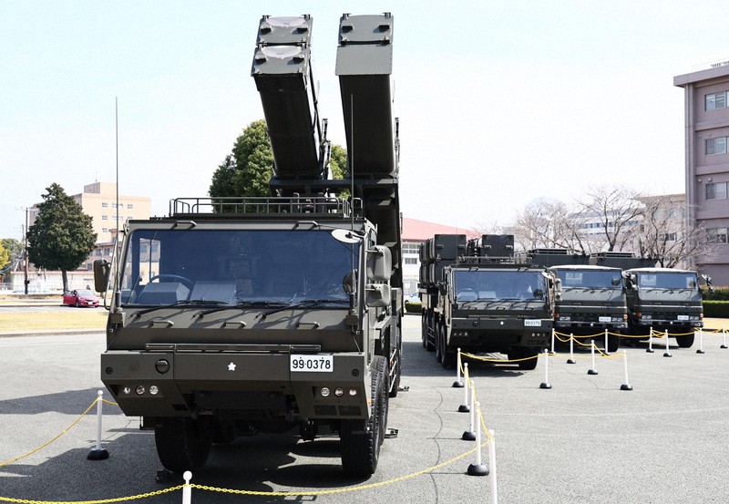 地上発射型の国産ミサイル「12式地対艦誘導弾能力向上型」の（左から）発射装置、弾薬運搬車、射撃統制装置、指揮統制装置＝熊本市東区の陸上自衛隊健軍駐屯地で2026年3月17日午後1時37分、玉城達郎撮影