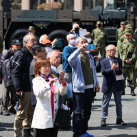 地上発射型の国産ミサイル「12式地対艦誘導弾能力向上型」について説明を受ける近隣自治体の住民ら＝熊本市東区の陸上自衛隊健軍駐屯地で2026年3月17日午後1時18分、玉城達郎撮影